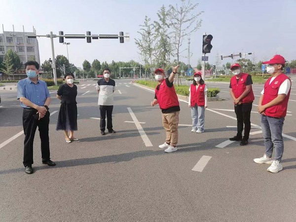 伟德国际1949领导到疫情防控一线看望志愿者